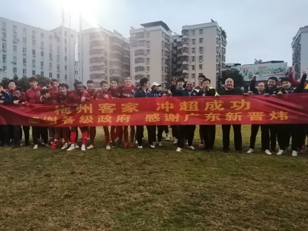 预告中还是熟悉的林超贤味道，又狠又炸裂，爆裂极致的场面更是让人直呼“熟悉的林超贤回来了”！作为林超贤导演时隔九年重新涉足香港警匪动作题材之作，此次不仅延续了“狠人”林超贤导演的硬核警匪动作电影风格，更是把燃、爽、炸一次性做到酣畅淋漓，再加上新锐导演唐唯瀚，两人联手“狠虐”张家辉、陈伟霆、梁洛施等一众演员，全员变身“都市戾人”，比疯更疯，比惨更惨，誓要将影片的暴力美学和动作风格推向更高峰，让观众沉浸式体验近身肉搏与玩命厮杀